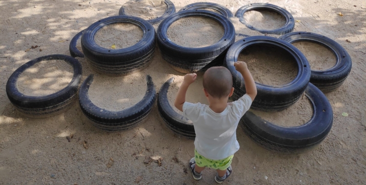 Un infant juga a l'escola bressol de Can Llong | Pau Duran