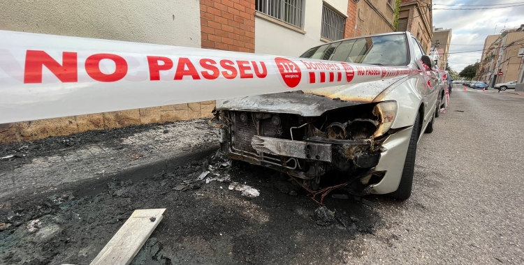 Un vehicle afectat per la crema de contenidors del carrer Montseny al costat del Ribatallada | Roger Benet