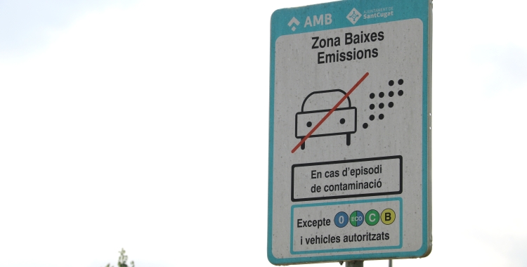 Un cartell de baixes emissions de Sant Cugat/ ACN