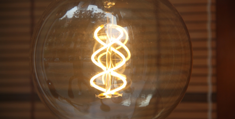 La Comissió Europea ha plantejat la limitació dels ingressos de les companyies elèctriques i d’una taxa sobre els beneficis extraordinaris de les petrolieres | ACN