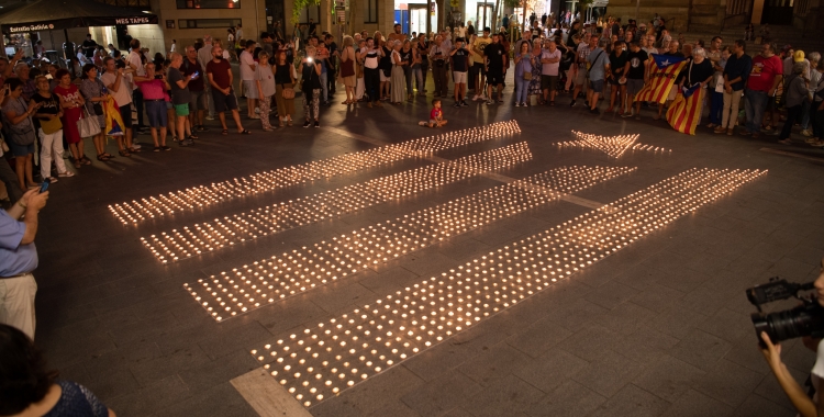 Centenars d'espelmes han configurat una estelada gegant a Sant Roc | Roger Benet