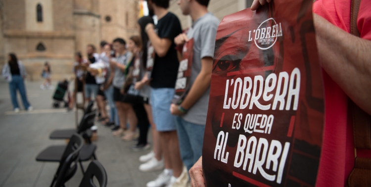 Una cinquantena de membres de L'Obrera s'han concentrat a la plaça Sant Roc durant la sessió plenària | Roger Benet