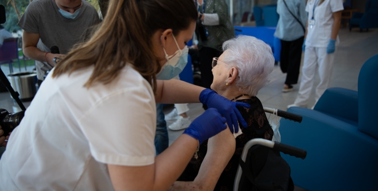 Una infermera vacunant una resident de Sabadell Gent Gran/ Roger Benet