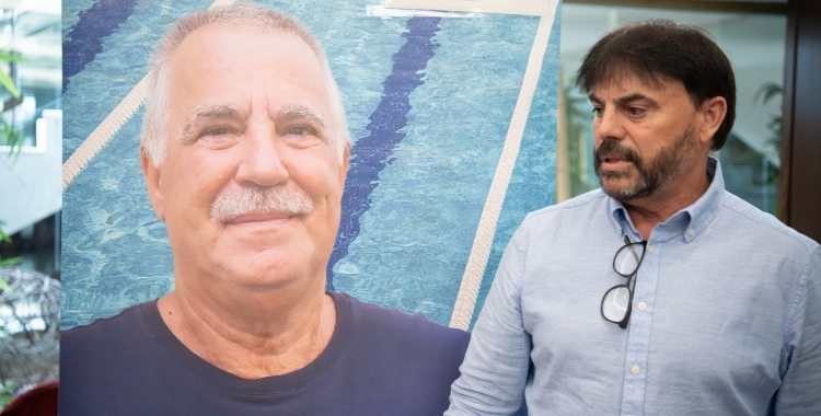 Ortiz amb el cartell de Viñeta de fons | Roger Benet