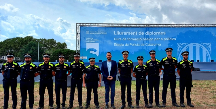 El tinent d'alcaldessa Jesús Rodríguez amb els nous agents de la Policia Municipal | Cedida