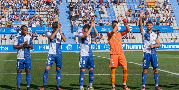 Els titulars diumenge contra el Cornellà saluden la graderia | CES