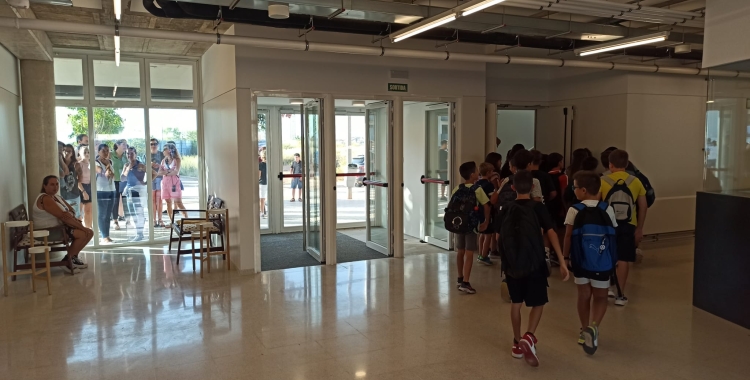 Interior d'una escola, el primer dia de classe/ Pere Gallifa