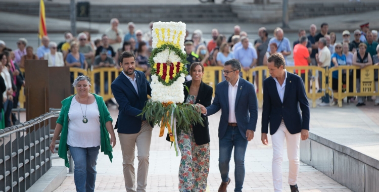 L'alcaldessa Marta Farrés i els portaveus dels diferents grups municipals, a la ofrena | Roger Benet