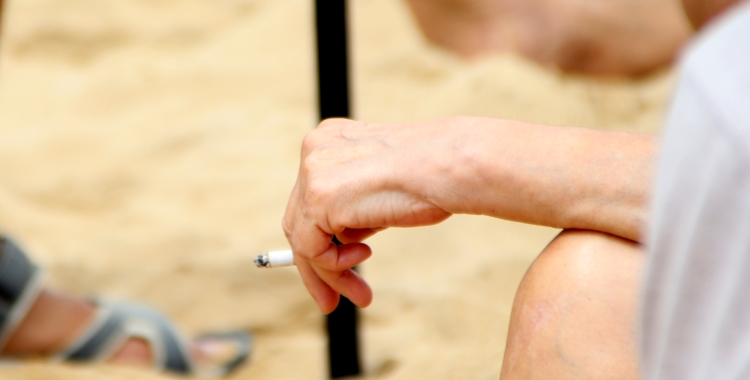 Salut vol prohibir fumar a les terrasses, a les parades d'autobús i a l'entorn escolar | ACN