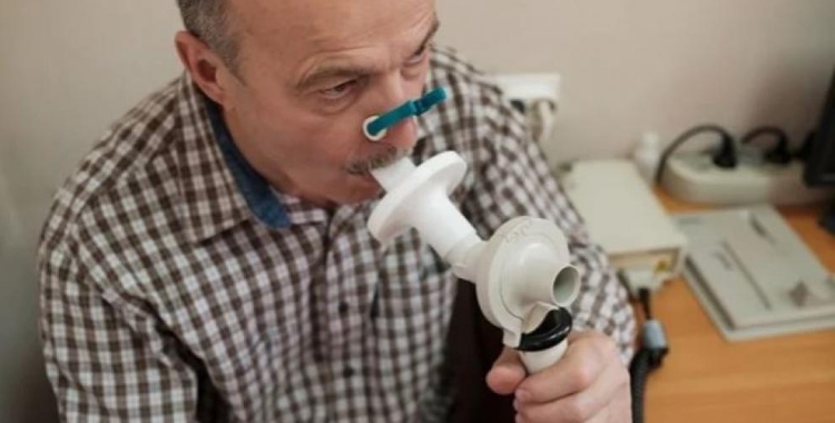 Un pacient fent-se una prova respiratòria/ Pexels