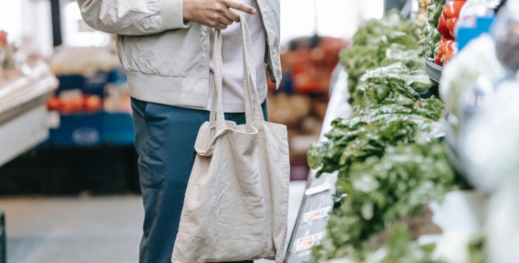 Una persona comprant aliments/ Michael Burrows