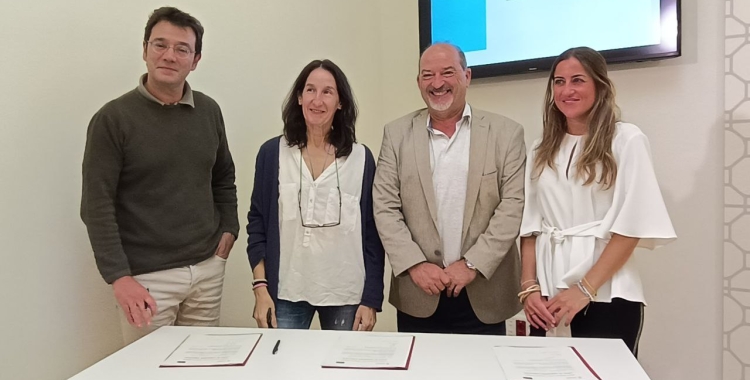Robles amb els representants de les tres noves entitats del Ciutat i Escola/ Karen Madrid