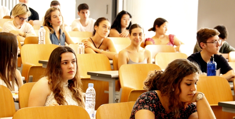 Els professors associats asseguren que fan la mateixa classes i docència que un funcionari | ACN
