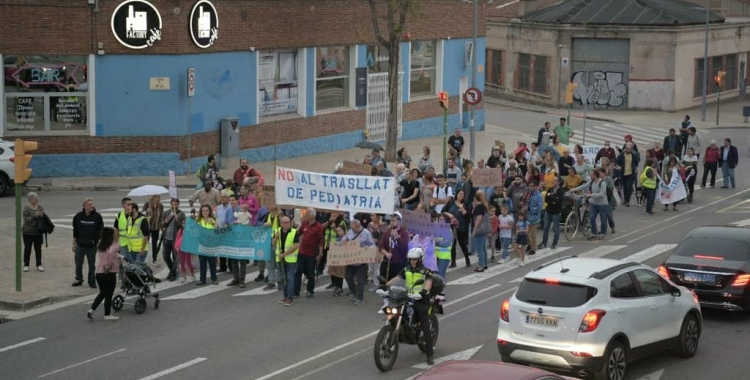 Dues-centes persones s'han manifestat contra el trasllat de la pediatria infantil al CAP Centre | Roger Benet