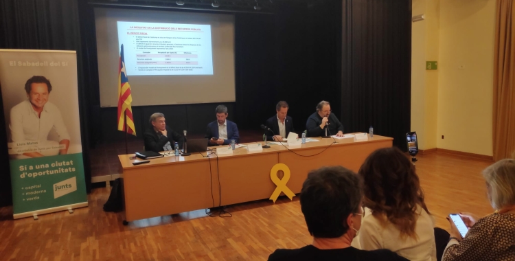 Una setantena de persones han omplert l'Auditori del Casal Pere Quart | Pau Duran