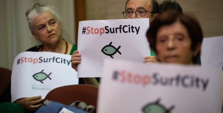 Opositors al 'SurfCity' durant el Ple municipal | Roger Benet