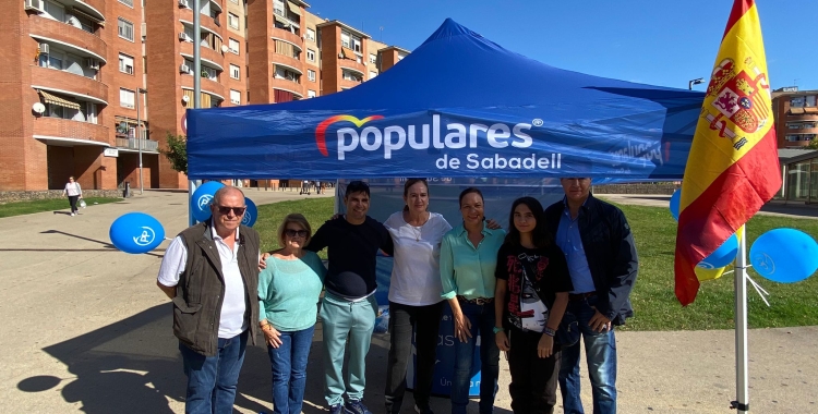 Cuca Santos i el seu equip a la carpa informativa de la plaça Espanya | Manel Camps (Cedida)
