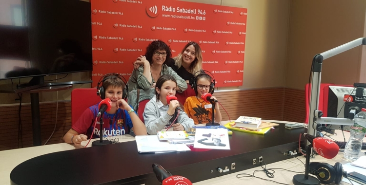 L'escriptora Anna Fité, la Raquel Garcia i els alumnes de l'escola Nostra Llar