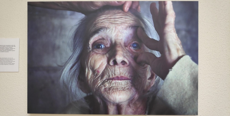 L'exposició 'Descartadas' de Marc Espin mostra diferents fotografies de dones grans de El Salvador | Pau Duran