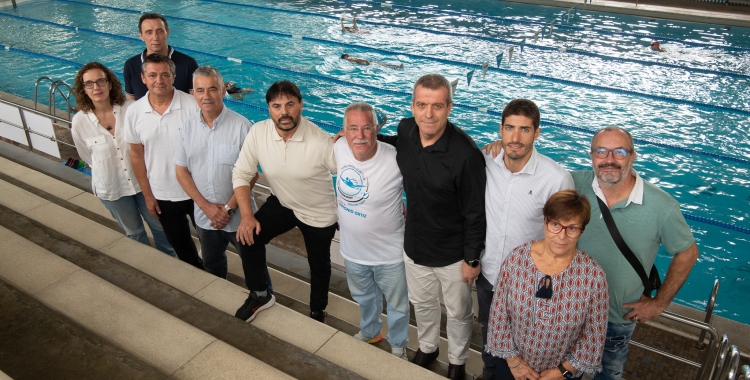 Antonio Ortiz i el seu equip, davant la piscina del centre del carrer Montcada | Roger Benet