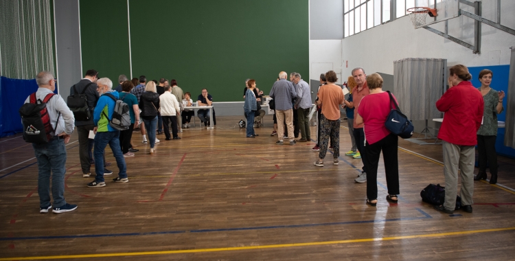 Cues de socis votant a Montcada | Roger Benet