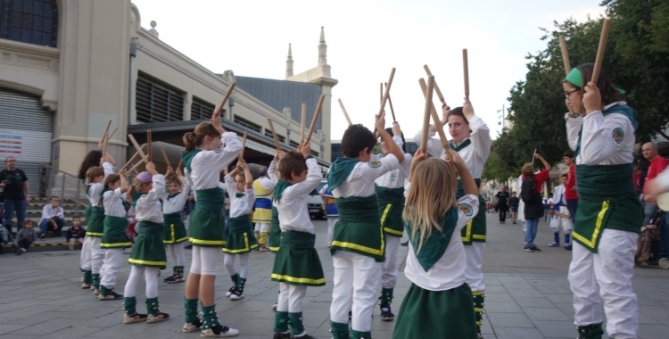  Bastoners davant el Mercat Central | Helena Molist