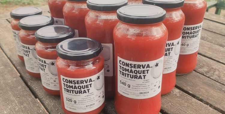 Imatge de les conserves de tomàquet triturat de la variant pera rastrera de l’Ebre