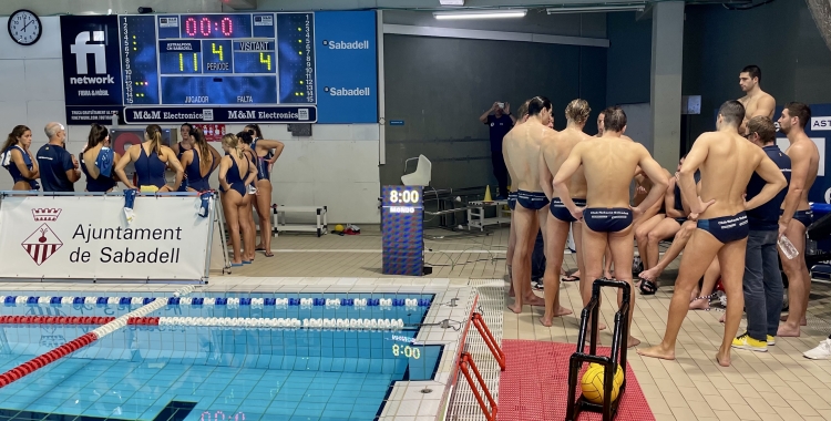 Moment en què van coincidir tots dos equips a la piscina | Pau Vituri