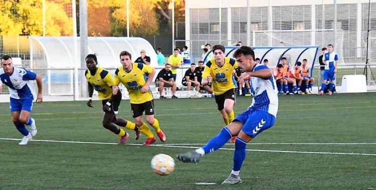 Pere Belmonte anotant de penal amb Vladys al fons | Críspulo Díaz