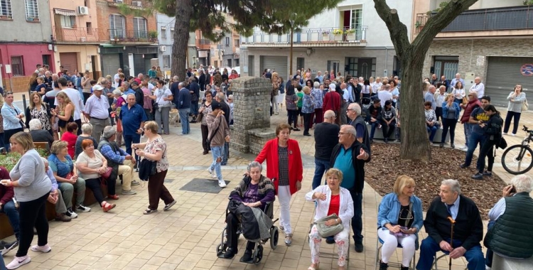 La inauguració ha aplegat molts veïns i veïnes de la zona | Helena Molist