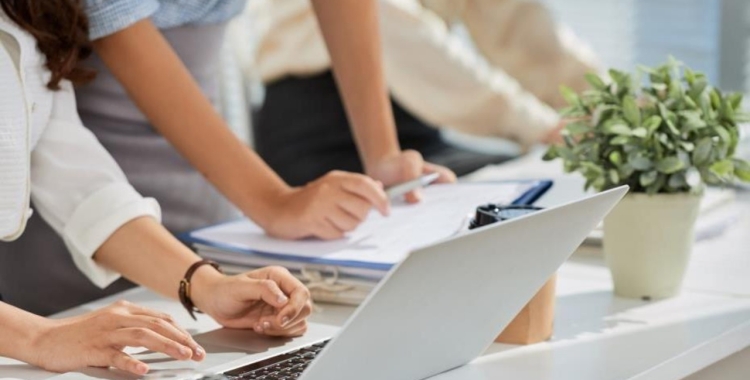 Persisteixen les desigualtats entre dones i homes al món laboral: 