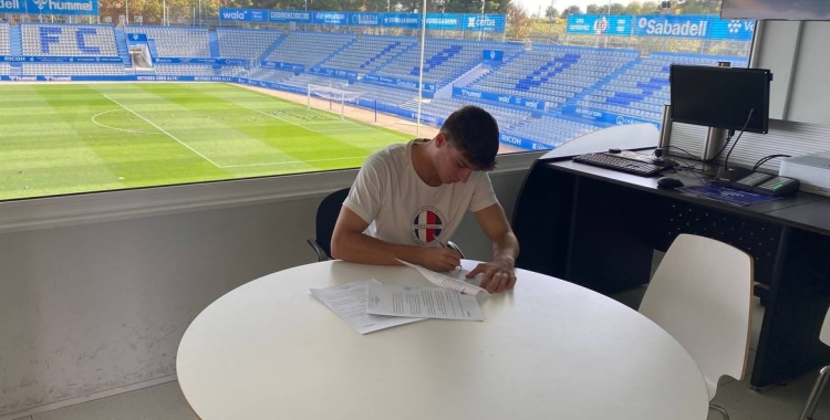 Piñol, signant el seu nou contracte a la NCA | CE Sabadell