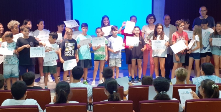 Alumnat de l'escola amb el Diploma final de participació en el projecte (Cedida pel Consell Comarcal)