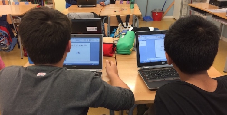 Uns alumnes treballant amb ordinadors/ Cedida Escola Nova
