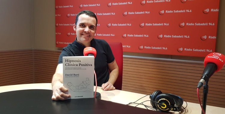 David Baró presenta el seu llibre Hipnosis Clínica Positiva' a la Llar del Llibre 