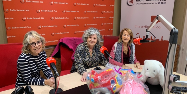 La Montse, la Rosa i la Pepi de la comissió de joguines avui a l'estudi 