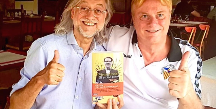 L'autor, Víctor Amela, i el periodista Xavier Rosell amb un exemplar del llibre "Si yo me pierdo"
