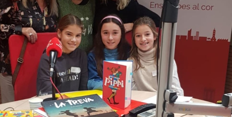 L'Anna Fité i alumnes de l'escola Sant Nicolau, avui a l'estudi 1 de Ràdio Sabadell 