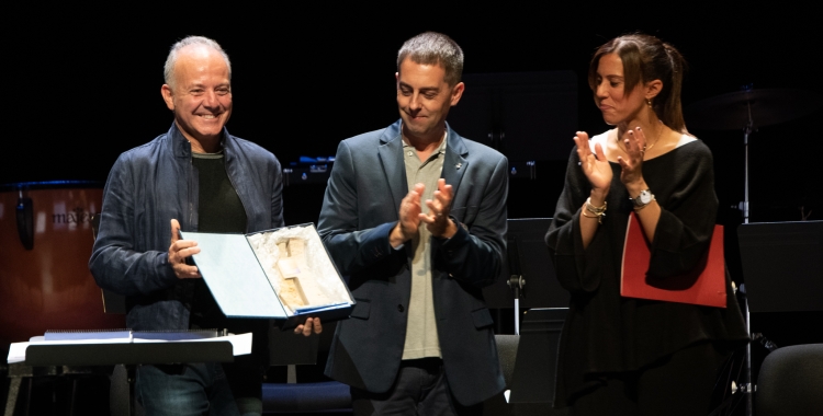 David Casamitjana amb el premi juntament a Carles de la Rosa i Marta Farrés | Roger Benet
