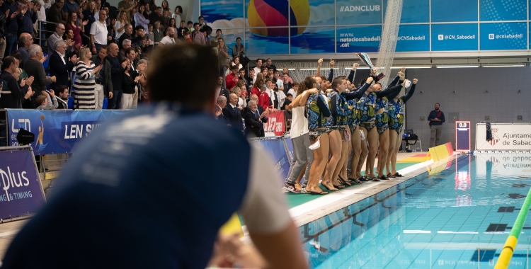 Un jugador de l'Astralpool mira com el Pro Recco aixeca el títol | Roger Benet