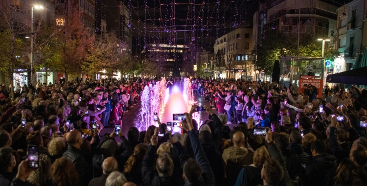 Expectació amb el joc de llums i aigua per inaugurar el passeig de la Plaça Major | Roger Benet