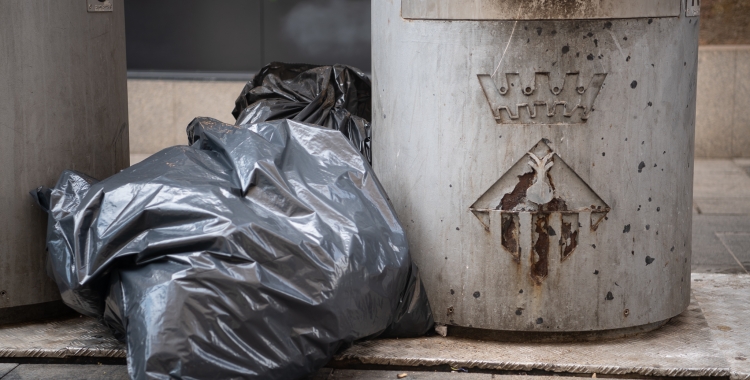 Brossa fora dels contenidors/ Roger Benet