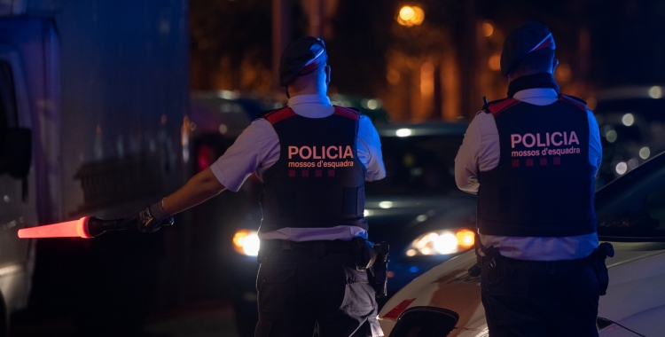 Una parella de Mossos/ Arxiu Roger Benet