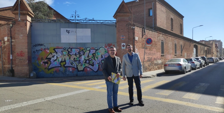 Els regidors Fernández i Valls, davant l'antiga fàbrica Sallarès i Deu | Pau Duran