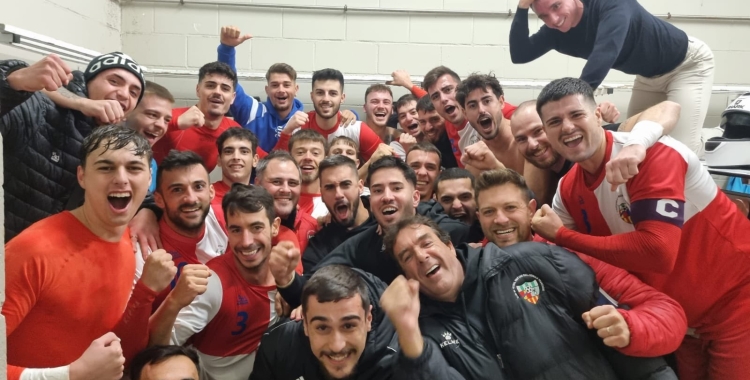 La plantilla del Can Rull RT celebrant la victòria al vestidor | @CFUCanRullRT