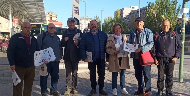 L'alcaldable Joan Mena, acompanyat de la militància dels comuns | Cedida