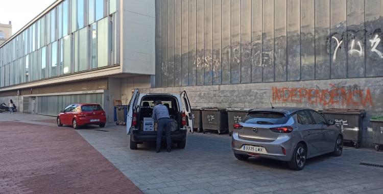 A les hores d'entrada i de sortida de les escoles es concentren molts vehicles en aquest punt del centre | Pere Gallifa