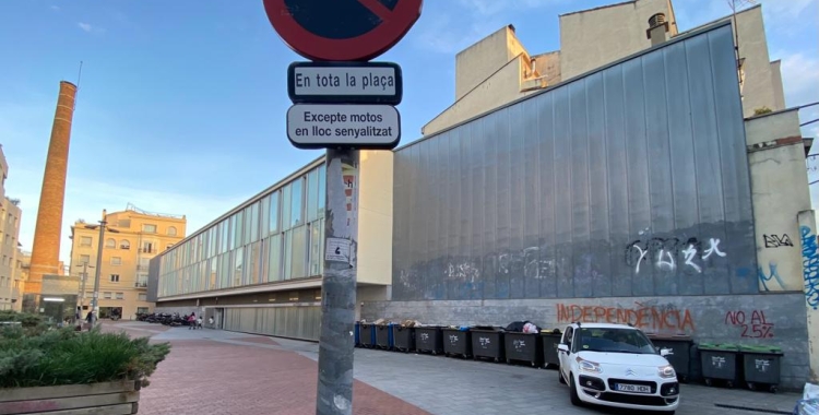 Molts cotxes segueixen aparcant a la plaça tot i el senyal que ho prohibeix | Helena Molist