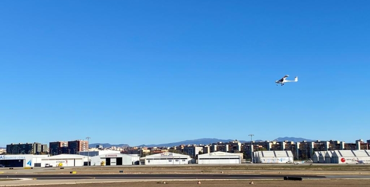 El Pipistrel sobrevolant l'aeroport | Helena Molist