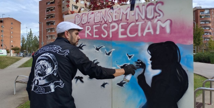 Hono, pintant la imatge corporativa de la commemoració d'aquest any/ Karen Madrid